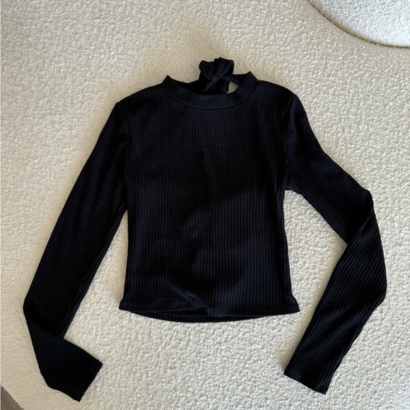 Black Tie-Back Crop Top - Picture 3 of 4